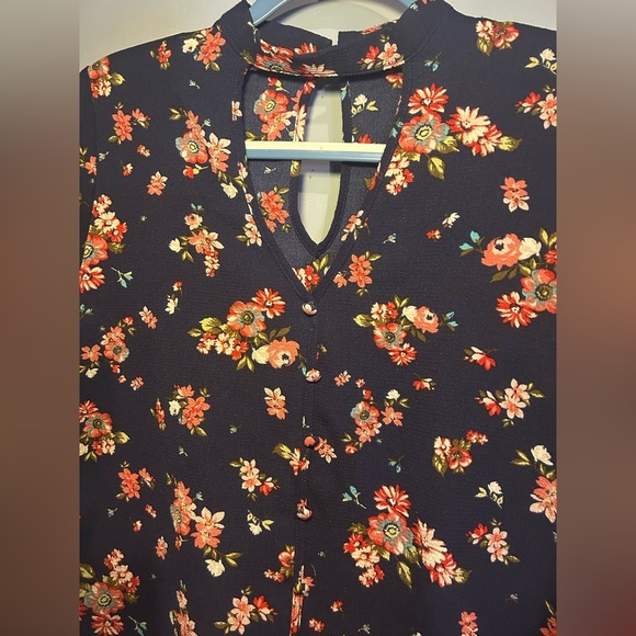 Kaii Los Angelos floral blouse with key hole detail in front and back. Gorgeous! - Picture 8 of 10